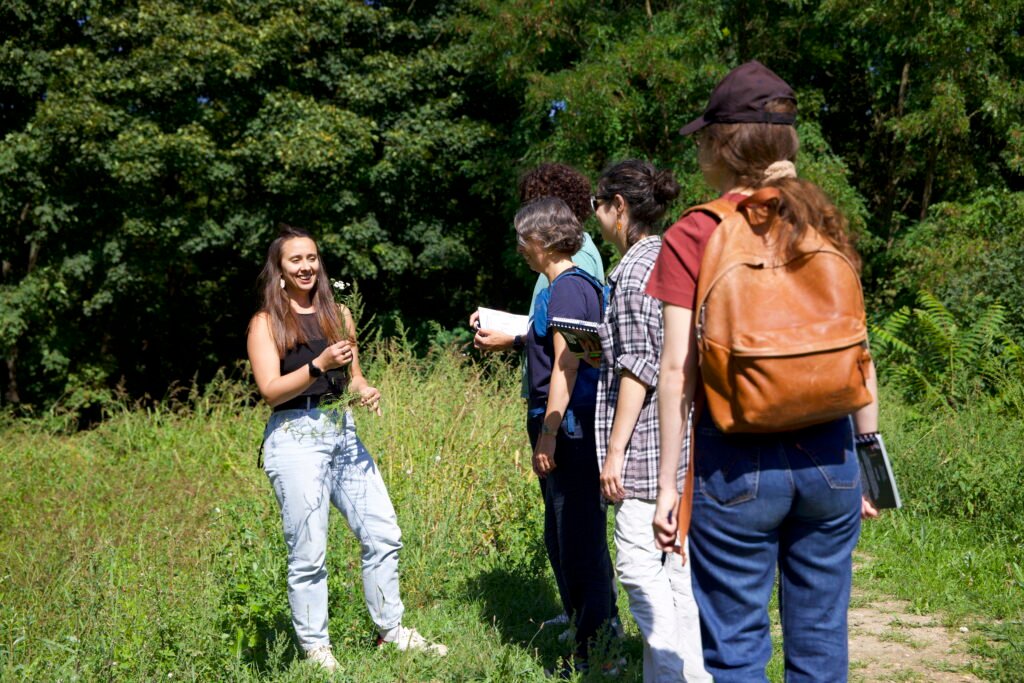 Photo d'un groupe d'apprenants pendant un stage de botanique avec totem sauvage