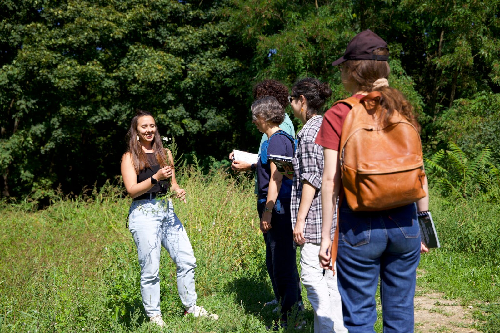 Photo d'un groupe d'apprenants pendant un stage de botanique avec totem sauvage